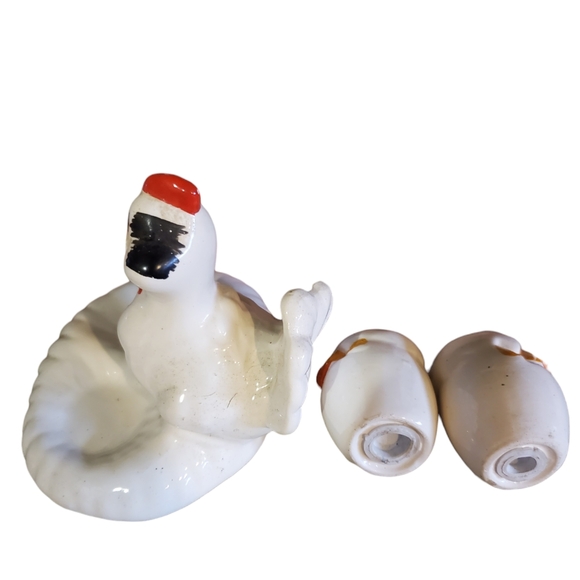 Vintage mother hen with chick egg salt and pepper shakers - Picture 2 of 2